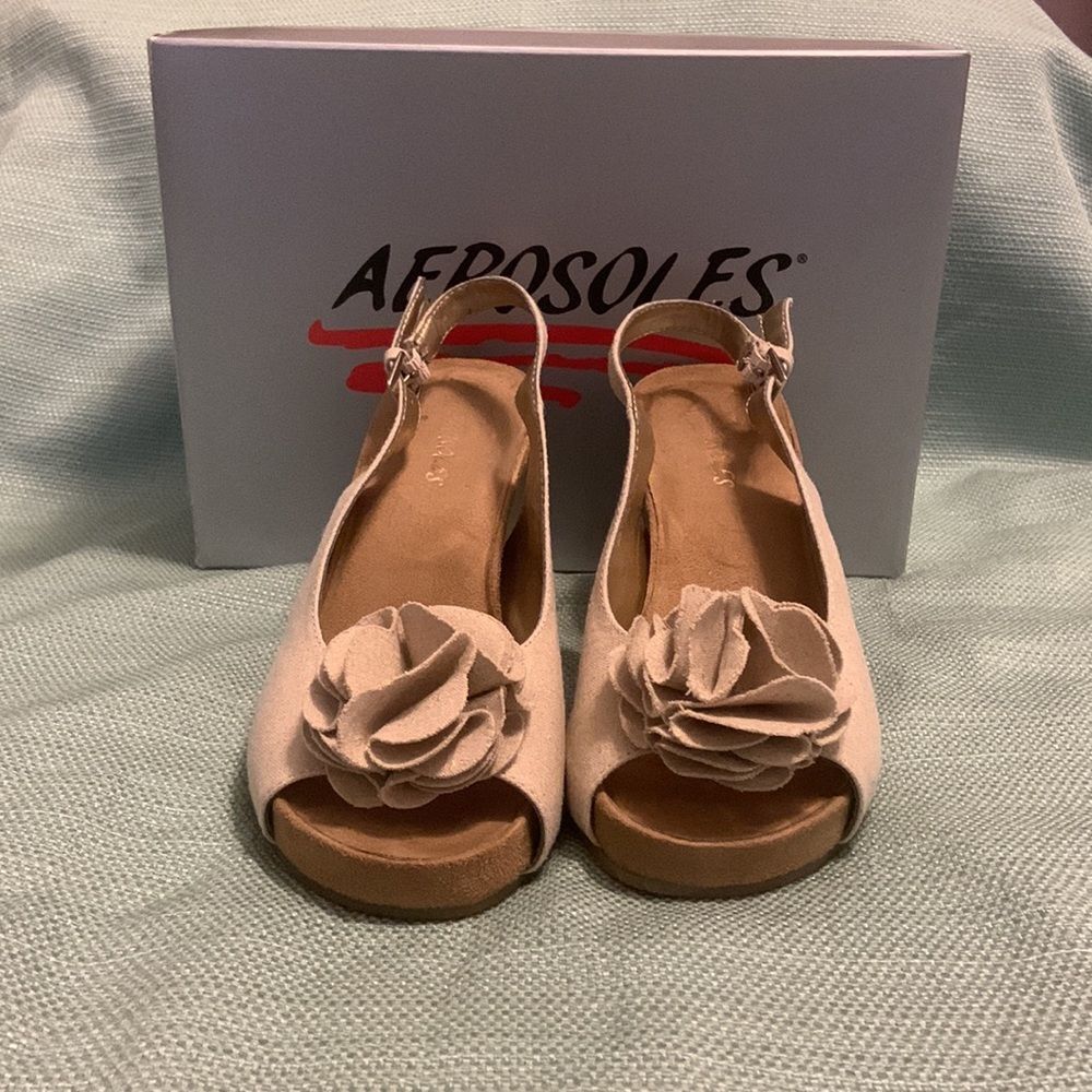 Aerosols Wedge Peep Toes Heels Gold Size 8 Medium